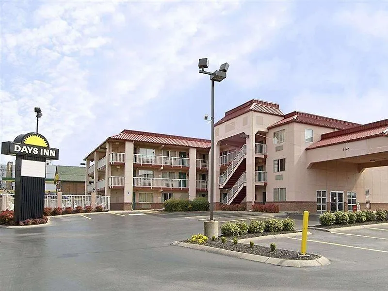 Hotel Super 8 By Wyndham Nashville Near Downtown / I-40