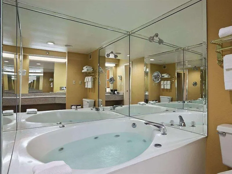 Hotel Super 8 By Wyndham Nashville Near Downtown / I-40
