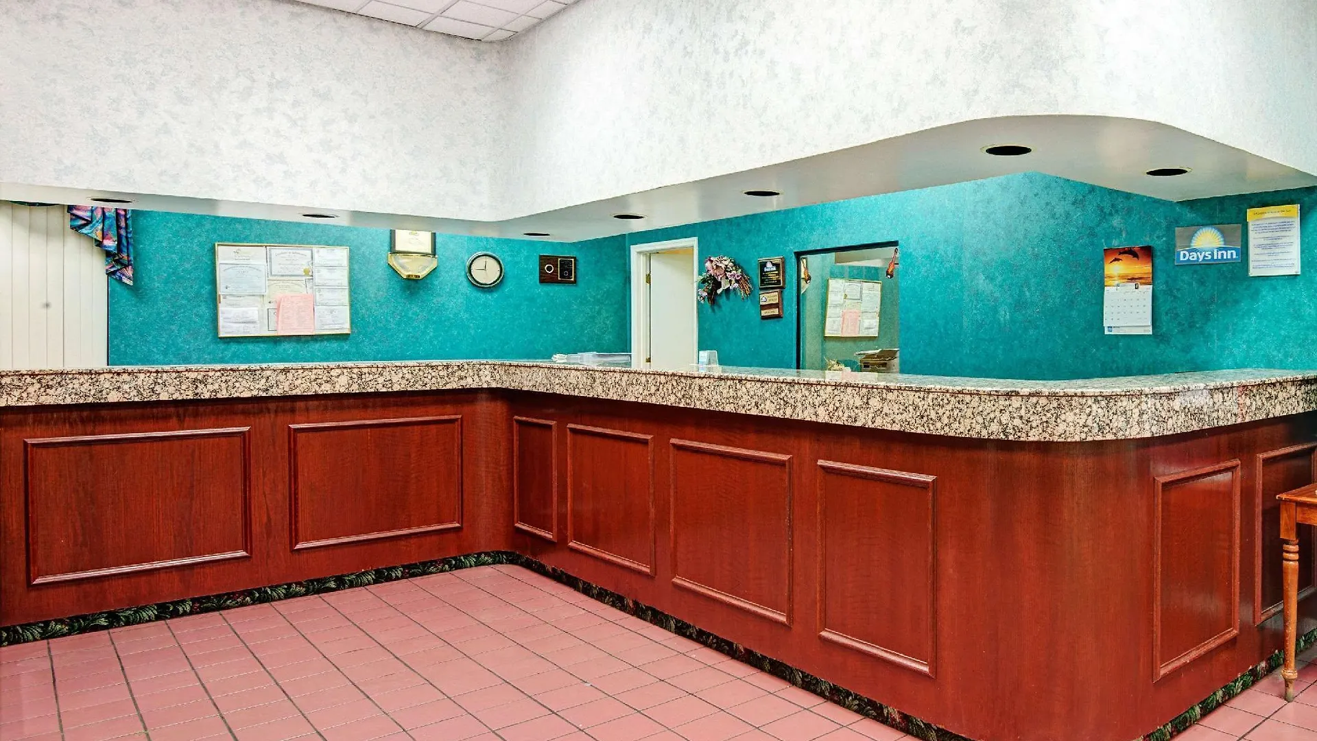 Super 8 By Wyndham Nashville Near Downtown / I-40
