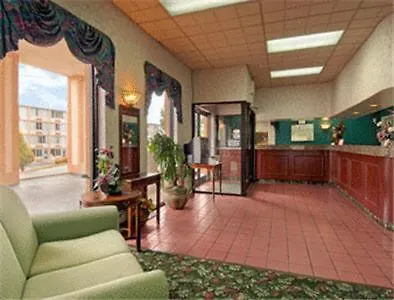 Super 8 By Wyndham Nashville Near Downtown / I-40 2*,