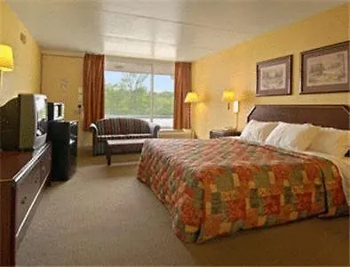 Hotel Super 8 By Wyndham Nashville Near Downtown / I-40